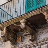 In via Poerio poi due palazzi posti uno di fronte all�altro presentano, al di sotto dei rispettivi balconi...